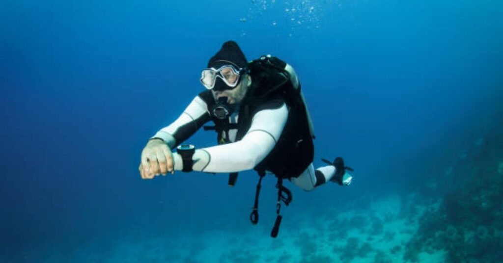  Dive computer display showing depth, time, and ascent rate in scuba diving.