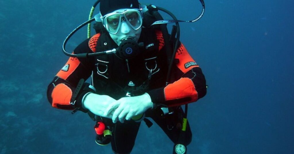 Comparison of wrist and console dive computers for scuba diving in 2025.
