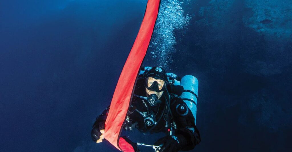 SMB vs DSMB difference in scuba diving safety